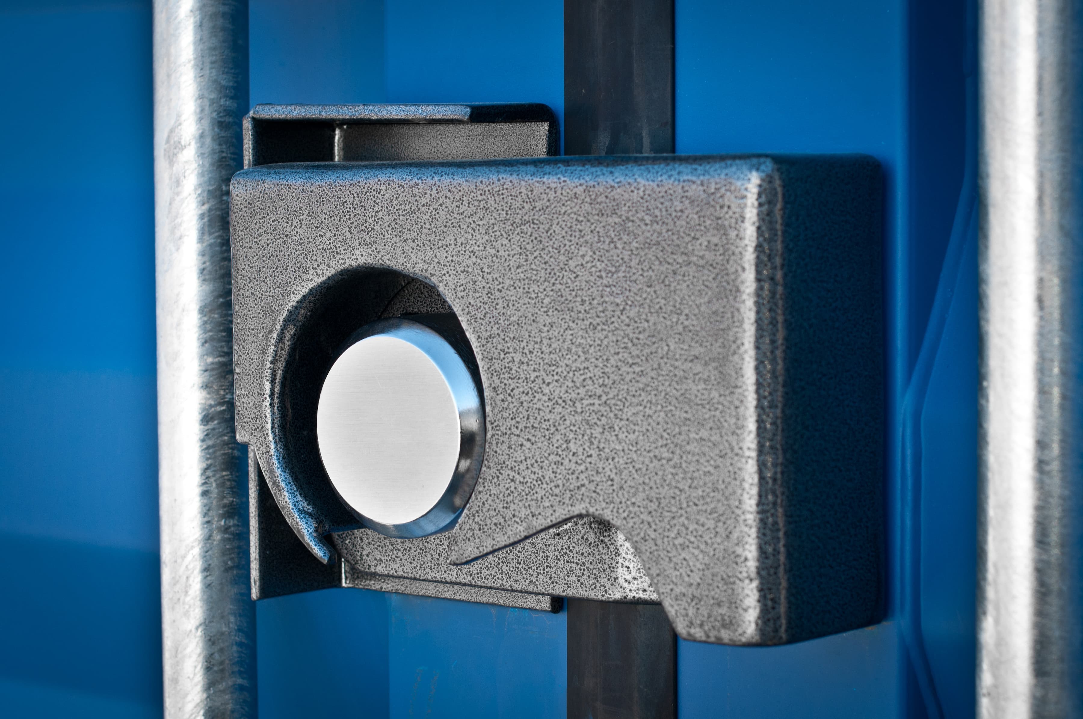 3233 Instacm Puck Lock.jpg